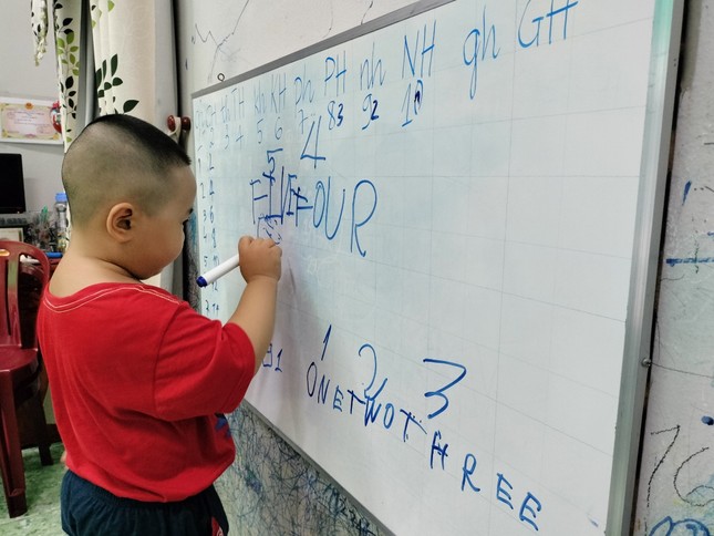 Bé trai 37 tháng tuổi biết tính nhẩm và đọc, viết rành tiếng Việt lẫn tiếng Anh - Ảnh 4.