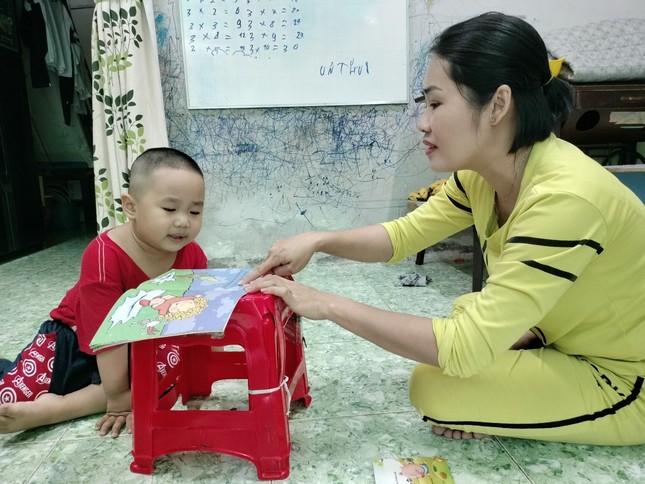 Bé trai 37 tháng tuổi biết tính nhẩm và đọc, viết rành tiếng Việt lẫn tiếng Anh - Ảnh 3.