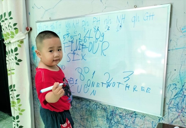Bé trai 37 tháng tuổi biết tính nhẩm và đọc, viết rành tiếng Việt lẫn tiếng Anh - Ảnh 2.