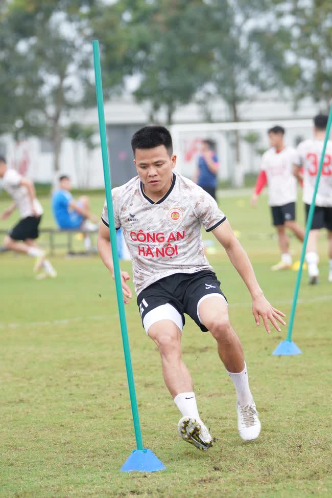 Cầu thủ Việt kiều lò Barcelona về Việt Nam thi đấu; cựu tiền vệ U23 thoát cảnh ngồi chơi xơi nước - Ảnh 2.