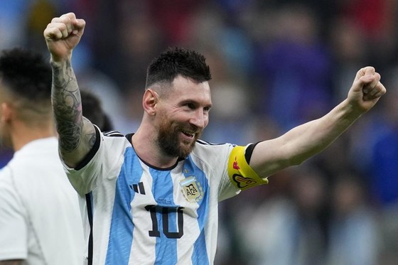 Messi choáng váng khi bị bao vây tại Argentina - Ảnh 1.