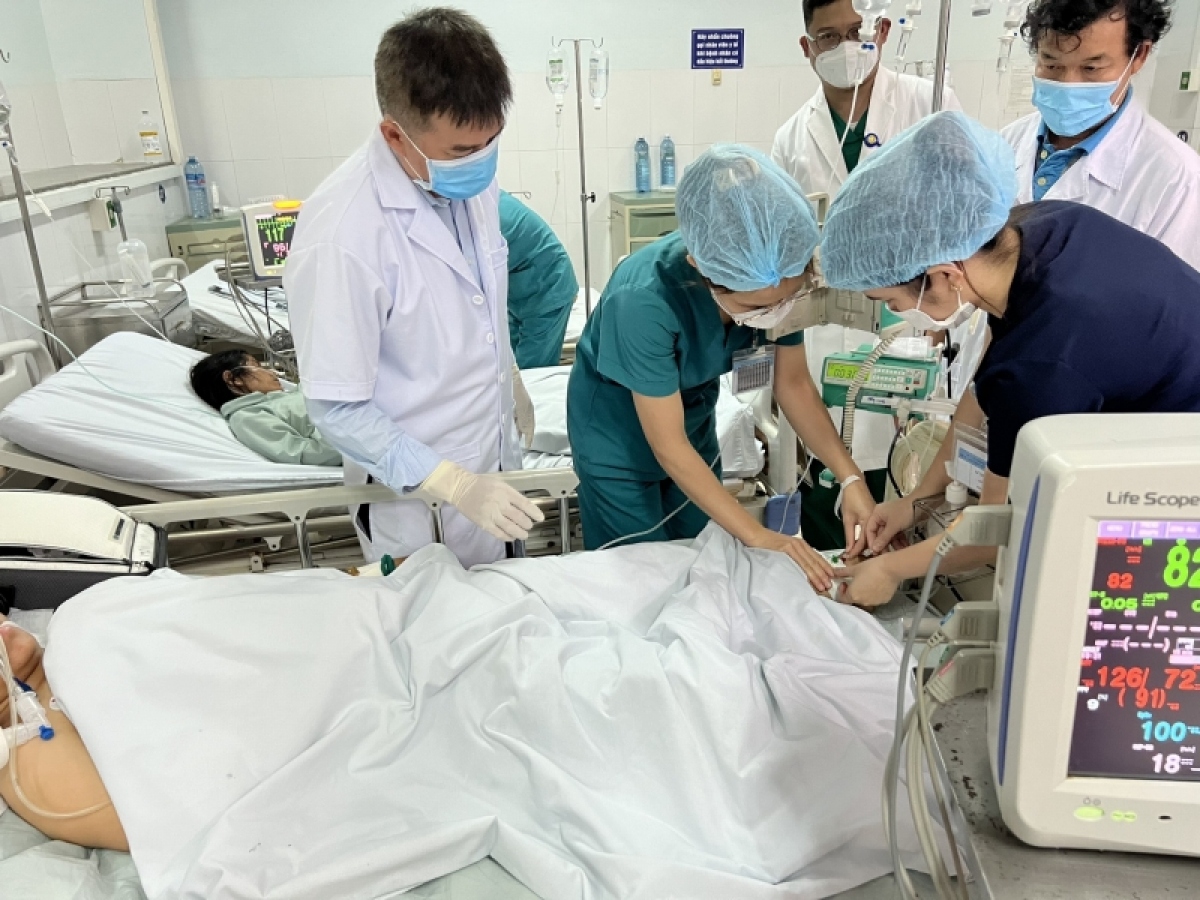 Miễn phí thuốc giá 8.000 USD cho bệnh nhân ngộ độc sau ăn cá muối ủ chua - Ảnh 1. Miễn phí thuốc giá 8.000 USD cho bệnh nhân ngộ độc sau ăn cá muối ủ chua - Ảnh 1.