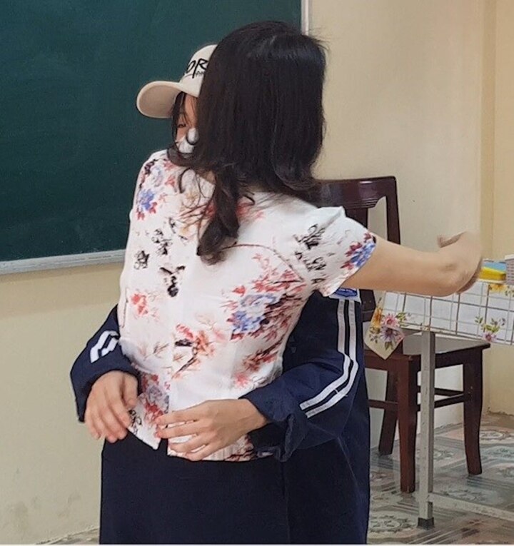 Giáo viên cắt tóc nữ sinh: Cô trò ôm nhau xin lỗi trước lớp, cả hai đều nhận sai - Ảnh 1.