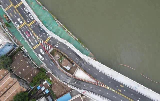 3 ngôi nhà đinh lì lợm nhất Trung Quốc: Căn 40m2 khiến cầu cao tốc phải tách đôi, căn 219m2 bị nhà đầu tư đào sẵn móng sâu 10m nhưng vẫn không chịu di dời - Ảnh 1.