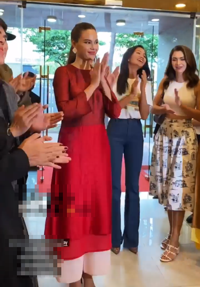 Mỹ nhân Thái Lan thuộc đoàn Miss Grand gây tranh cãi khi mặc áo dài xuyên thấu, hở vòng 1 đến Việt Nam - Ảnh 11.