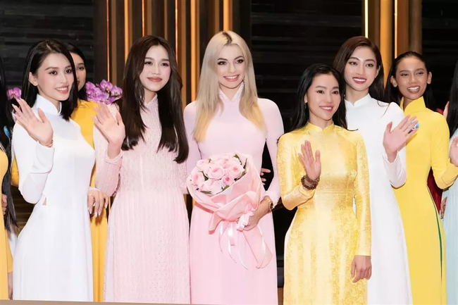 Mỹ nhân Thái Lan thuộc đoàn Miss Grand gây tranh cãi khi mặc áo dài xuyên thấu, hở vòng 1 đến Việt Nam - Ảnh 9.