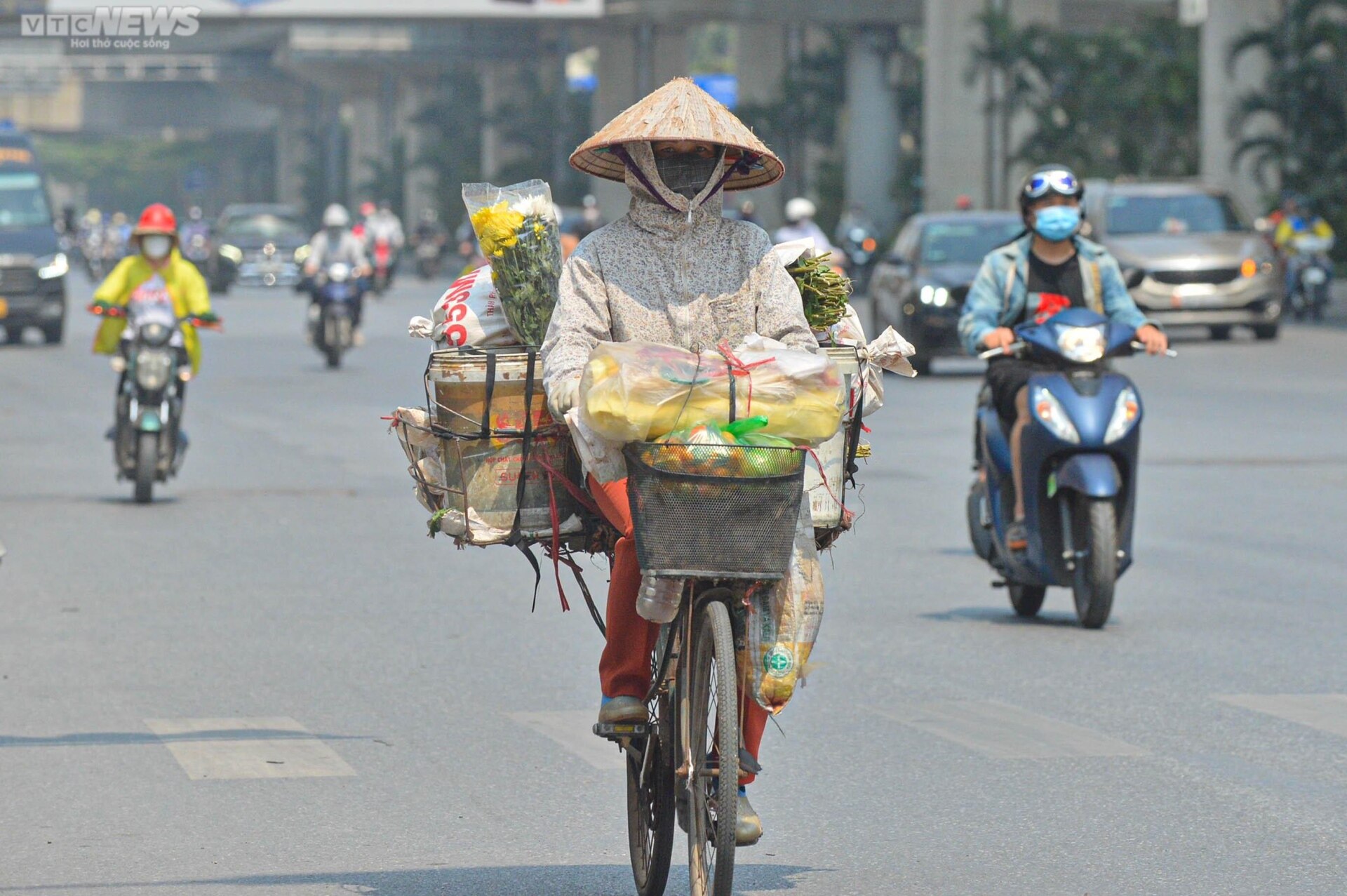 Hà Nội nắng nóng 37 độ C, người dân mặc đồ kín mít như Ninja để tránh nắng - Ảnh 10.