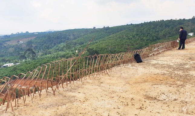 Tin mới vụ ô tô bay khỏi cầu, lao xuống vực sâu 40m khiến 2 ông cháu tử vong - Ảnh 3.