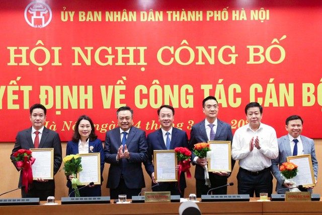 Chủ tịch Hà Nội trao quyết định bổ nhiệm 3 tân giám đốc Sở - Ảnh 1.