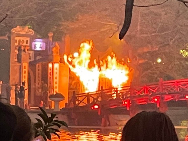 Hà Nội: Cháy bốt bán vé vào cầu Thê Húc - Ảnh 1.