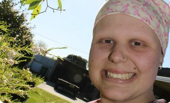Cô bé 15 tuổi phát hiện bị ung thư xương, gia đình sốc nặng khi biết ngòi nổ khiến bệnh bùng phát - Ảnh 2.