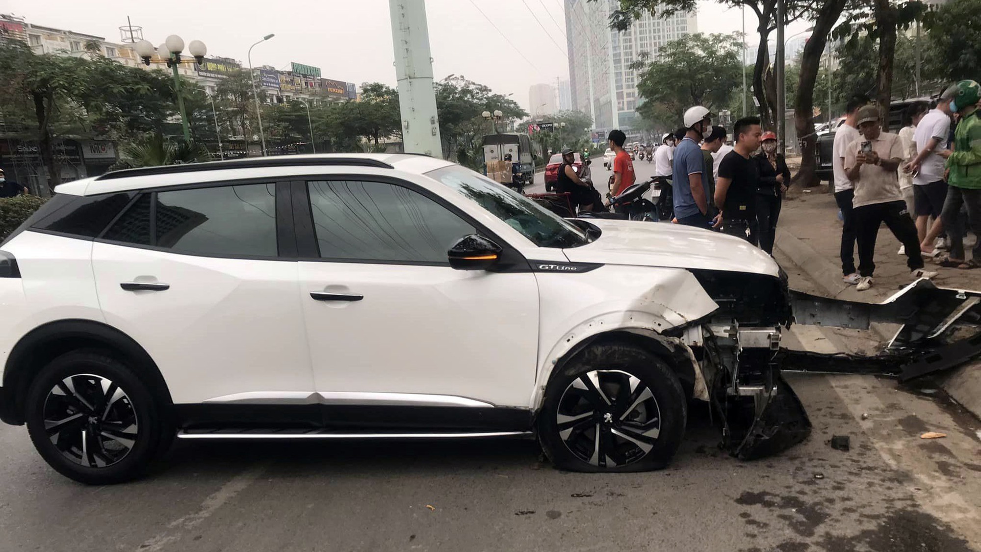 Đằng sau những bức ảnh TNGT: Peugeot 2008 leo vỉa hè đâm gục cột biển báo giao thông - Ảnh 1.