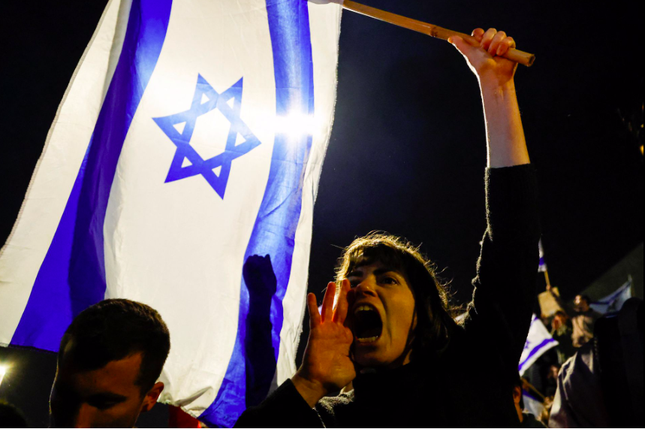 Thủ tướng Israel sa thải bộ trưởng quốc phòng, biểu tình bùng lên ngay trong đêm - Ảnh 1.