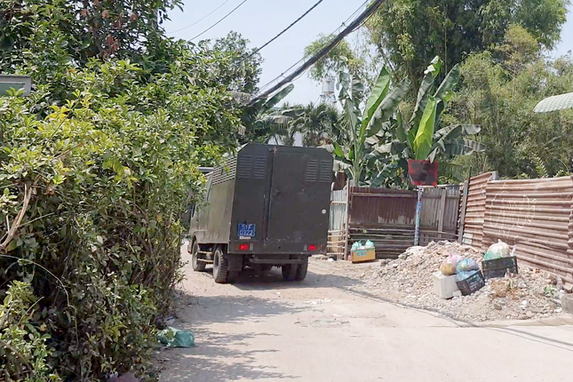 Vụ bé trai 3 tuổi nghi bị ép hút ma túy đá: Kiểm tra nơi ở của mẹ ruột và người tình - Ảnh 4.