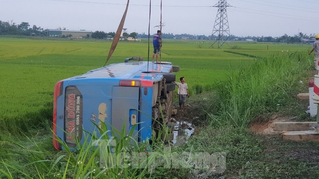 Nạn nhân thoát chết kể lại giây phút kinh hoàng khi xe khách mất lái lao xuống ruộng - Ảnh 9.