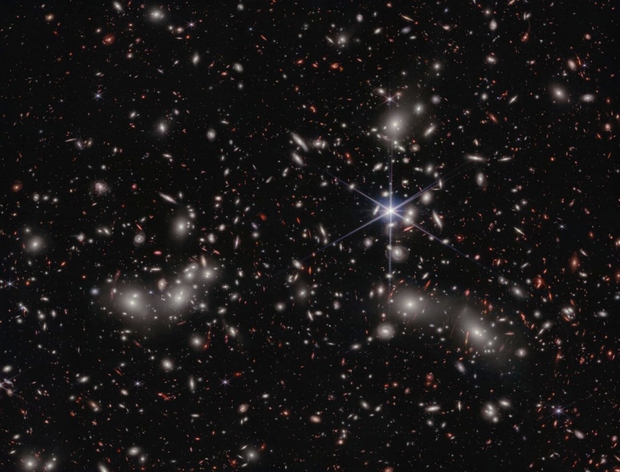 Chiêm ngưỡng những hình ảnh ngoạn mục của vũ trụ qua Kính Thiên văn James Webb - Ảnh 1.