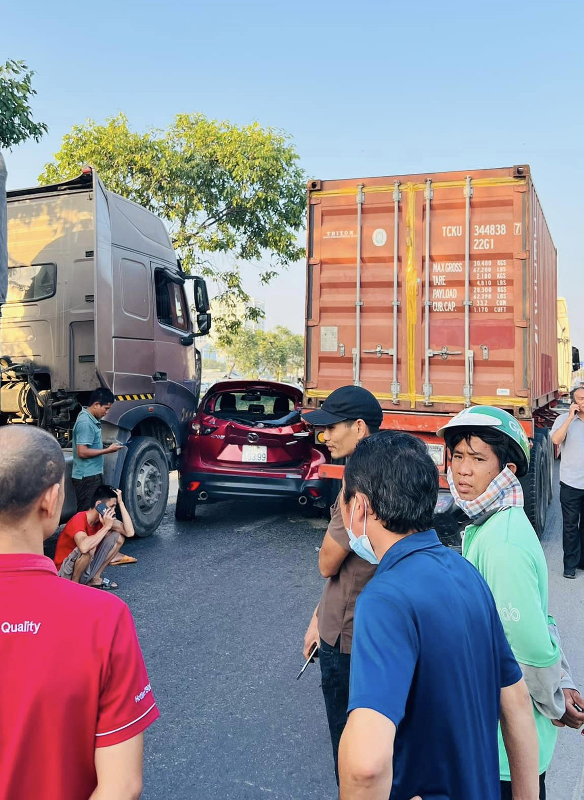 Đằng sau những bức ảnh TNGT: Cái kết đắng cho tài xế muốn hơn thua cùng công-ten-nơ - Ảnh 5.