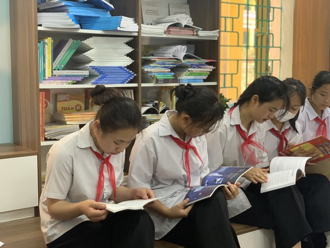 Thanh niên mang không gian đọc sách tặng học sinh dân tộc thiểu số - Ảnh 2.