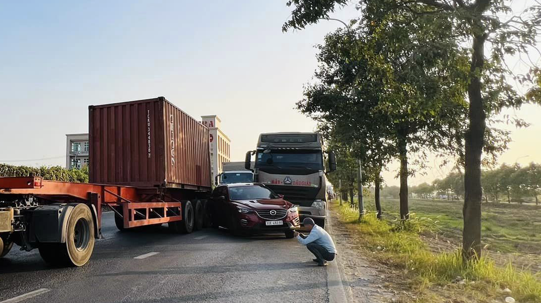 Đằng sau những bức ảnh TNGT: Cái kết đắng cho tài xế muốn hơn thua cùng công-ten-nơ - Ảnh 4.