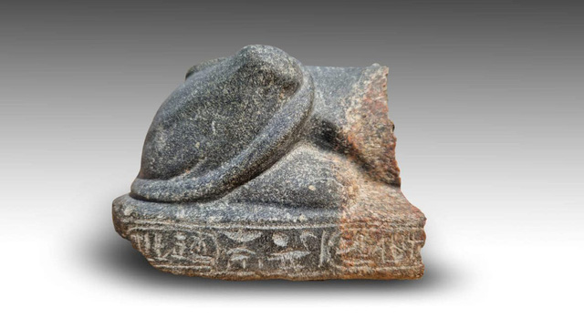 Ai Cập khai quật nhiều mảnh tượng Pharaoh trong đền thờ cổ - Ảnh 1.
