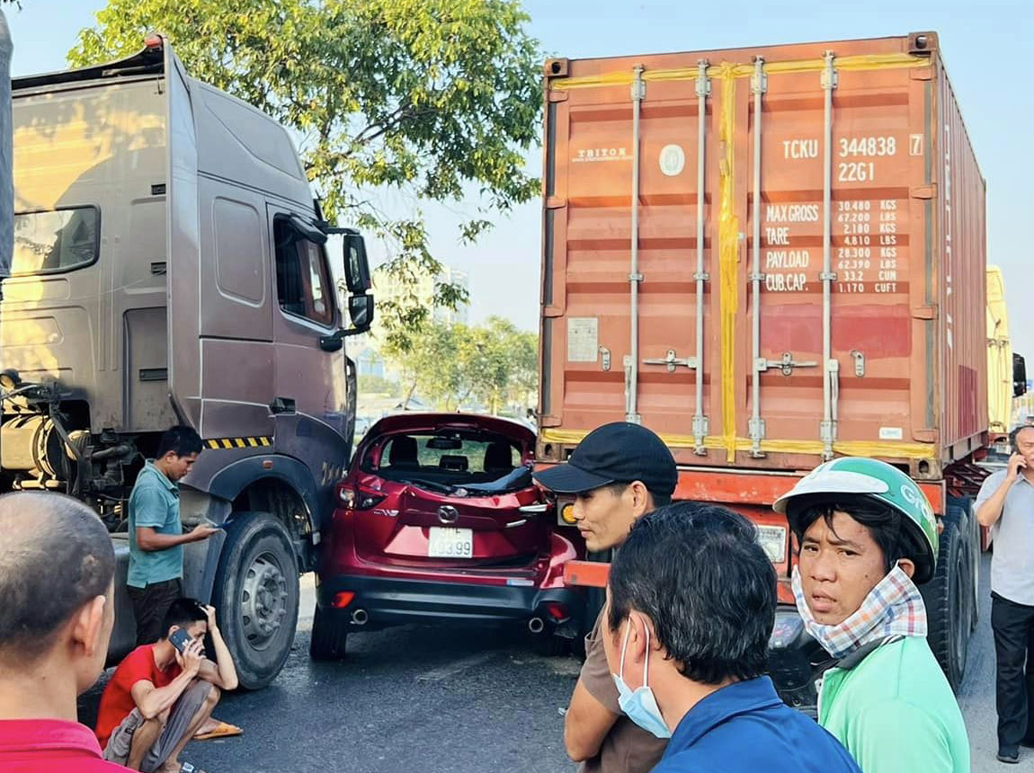 Đằng sau những bức ảnh TNGT: Cái kết đắng cho tài xế muốn hơn thua cùng công-ten-nơ - Ảnh 2.