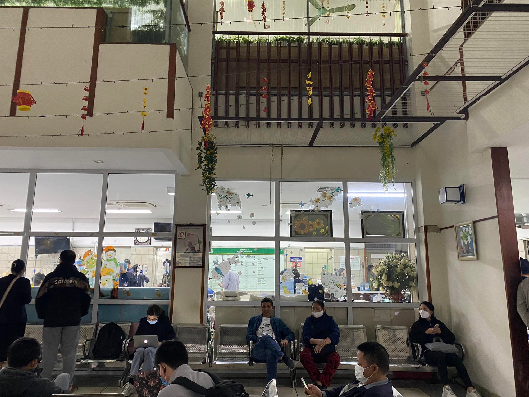 Hà Nội: Hơn 60 học sinh tiểu học nhập viện cấp cứu sau chuyến dã ngoại - Ảnh 1.