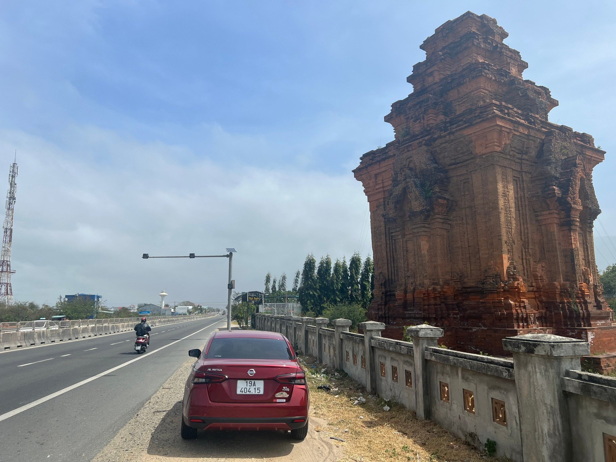 Tôi xuyên Việt hơn 4.000km bằng Nissan Almera, đi chân đất lái xe full tải thấy động cơ 1.0 không yếu như lời đồn - Ảnh 7.