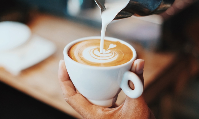 Nghiên cứu mới phát hiện số tách cà phê uống mỗi ngày có thể gây bất lợi cho tim: Cái gì quá cũng không tốt - Ảnh 2.