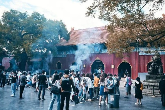 Thắp ba nén hương, ước chục triệu: Giới trẻ Trung Quốc đua nhau lên chùa dâng hương, chăm chỉ hơn cả đi học - Ảnh 1.