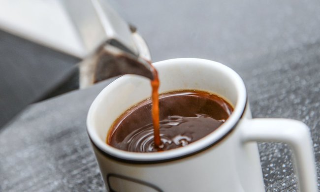 Nghiên cứu mới phát hiện số tách cà phê uống mỗi ngày có thể gây bất lợi cho tim: Cái gì quá cũng không tốt - Ảnh 1.