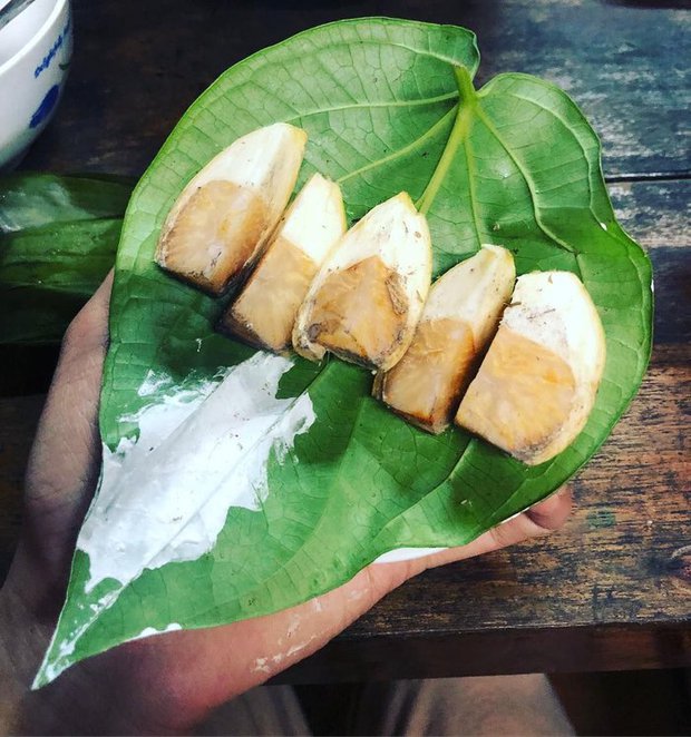 Câu đố tiếng Việt: “Bà già thì thích, trẻ nít thì không/ Bỏ huyền, lam lũ nắng mưa ngoài đồng”, đố là gì?