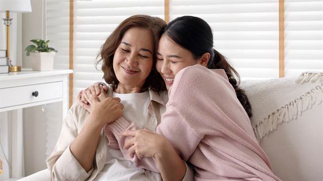 Vừa đi làm về mẹ chồng đã gọi nàng dâu vào ‘bàn chuyện 8/3’, ai dè tuyên bố sau đó của bà khiến cô sững sờ