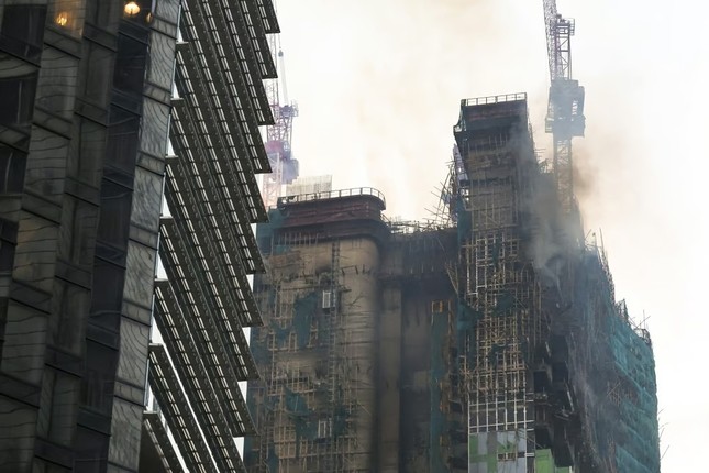 Tòa nhà 42 tầng cháy như đuốc ở Hồng Kông (Trung Quốc) - Ảnh 12.