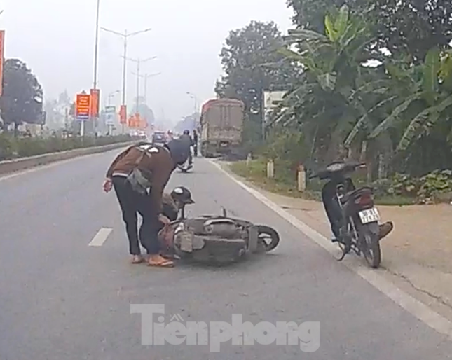 Clip người đàn ông chạy xe máy cướp điện thoại của cô gái đi đường ở Nghệ An - Ảnh 3.