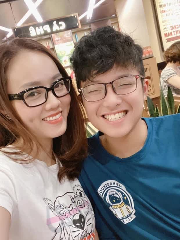 Con trai Công Lý lột xác thành hot boy “vườn trường” ở tuổi 18, ngoài vẻ điển trai còn có 1 điểm cộng được netizen thả like