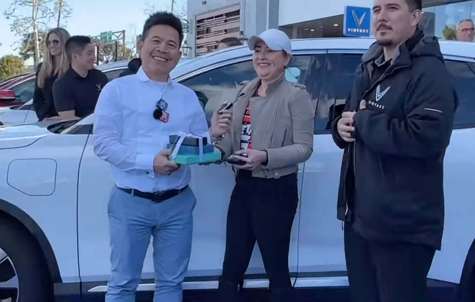Việt kiều Mỹ nhận VinFast VF 8 lô đầu tiên: ‘Chưa bằng BMW nhưng hơn Toyota, chế độ tự hành mượt mà’ - Ảnh 1.