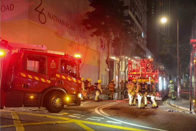 Tòa nhà 42 tầng cháy như đuốc ở Hồng Kông (Trung Quốc) - Ảnh 3.