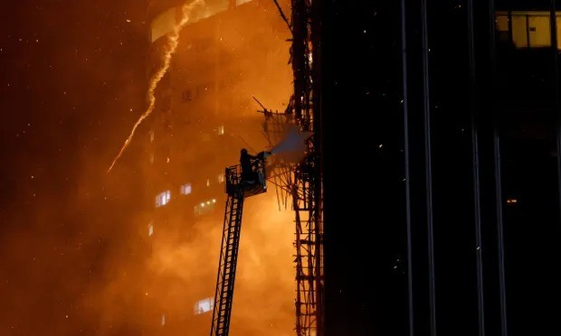 Tòa nhà 42 tầng cháy như đuốc ở Hồng Kông (Trung Quốc) - Ảnh 2.