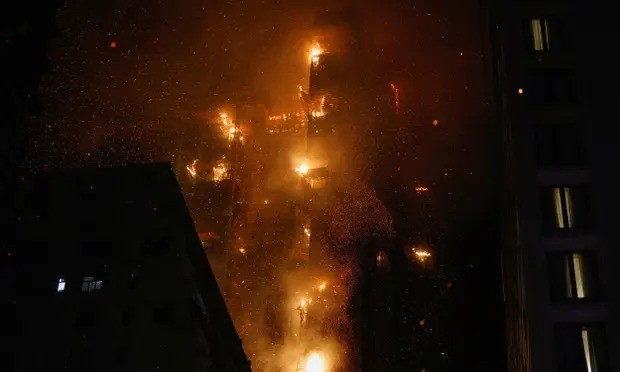 Tòa nhà 42 tầng cháy như đuốc ở Hồng Kông (Trung Quốc) - Ảnh 1.