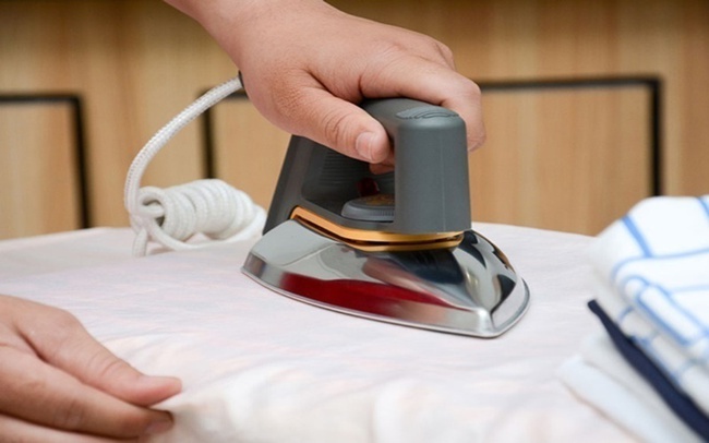 Bàn là hơi nước và bàn là truyền thống, thiết bị nào thực sự có hiệu quả làm phẳng quần áo tốt hơn?