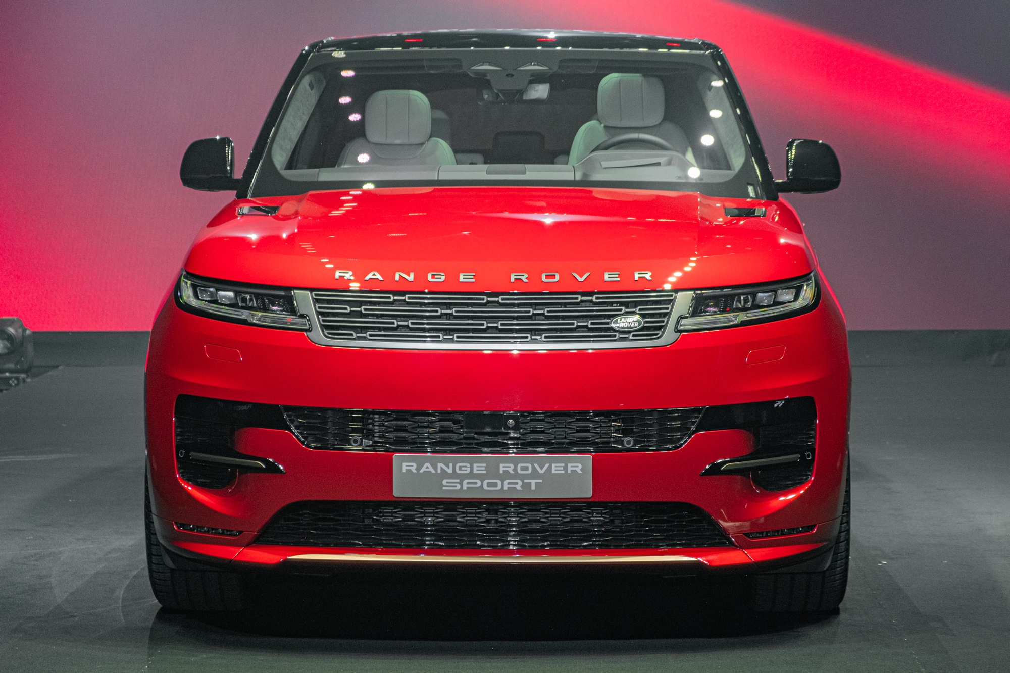 Thử xem giá option của Range Rover Sport 2023: Thêm vài tính năng bay luôn chiếc Fadil, bậc lên xuống giá gần 200 triệu - Ảnh 1.