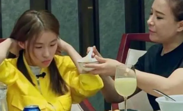 Cô gái 16 tuổi ăn cơm phải có người đút, mỗi ngày tiêu hơn 30 triệu đồng: Bố mẹ cho về quê sống, chỉ 1 tháng đã lột xác bất ngờ - Ảnh 3. Cô gái 16 tuổi ăn cơm phải có người đút, mỗi ngày tiêu hơn 30 triệu đồng: Bố mẹ cho về quê sống, chỉ 1 tháng đã lột xác bất ngờ - Ảnh 3.