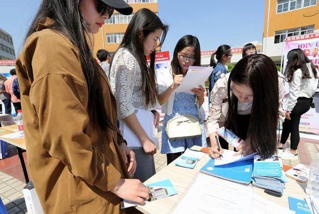 Một trường đại học ở Trung Quốc tuyển nhân viên với lương chỉ hơn 6 triệu đồng nhưng có tới 2000 ứng viên, tỷ lệ chọi lên tới 1:1000, công việc gì mà hot vậy? - Ảnh 1.