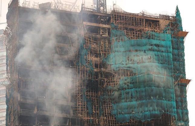 Tòa nhà 42 tầng cháy như đuốc ở Hồng Kông (Trung Quốc) - Ảnh 11.