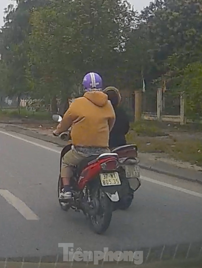 Clip người đàn ông chạy xe máy cướp điện thoại của cô gái đi đường ở Nghệ An - Ảnh 2.