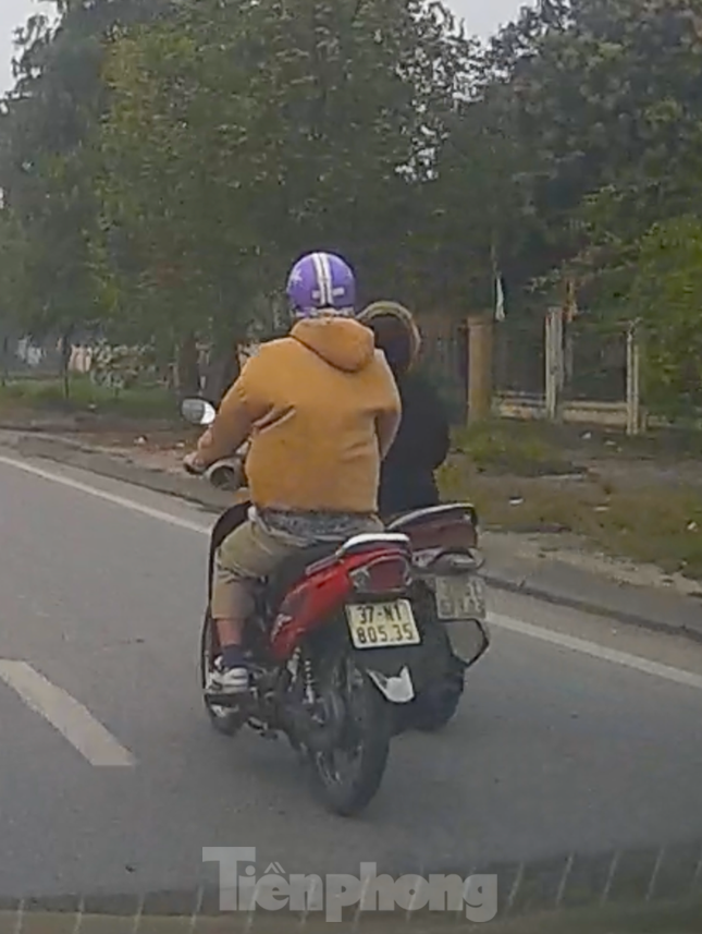 Clip người đàn ông chạy xe máy cướp điện thoại của cô gái đi đường ở Nghệ An - Ảnh 2. Clip người đàn ông chạy xe máy cướp điện thoại của cô gái đi đường ở Nghệ An - Ảnh 2.