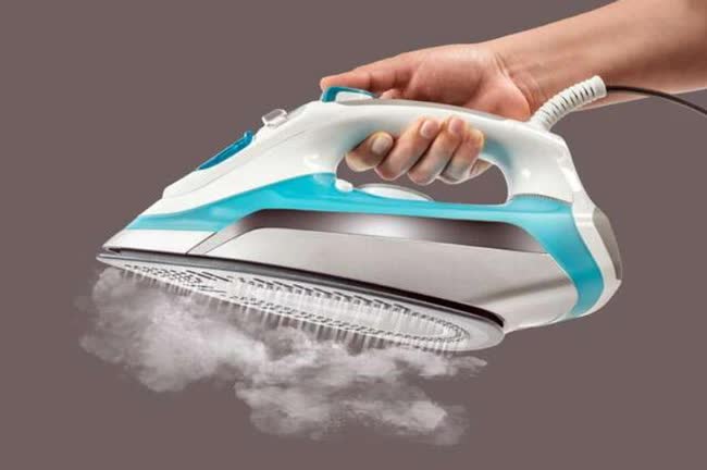 Bàn là hơi nước và bàn là truyền thống, thiết bị nào thực sự có hiệu quả làm phẳng quần áo tốt hơn?