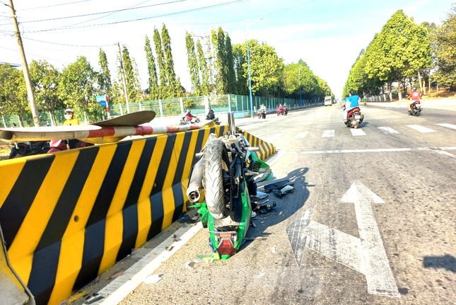 M&ocirc; t&ocirc; lật ngửa, t&agrave;i xế đi cấp cứu sau khi lao v&agrave;o dải ph&acirc;n c&aacute;ch - Ảnh 1.