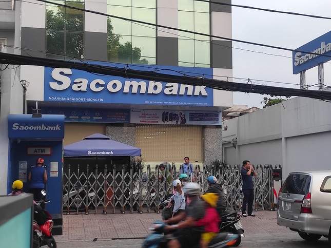 Nam thanh niên cầm vật giống súng xông vào ngân hàng ở TPHCM - Ảnh 2.