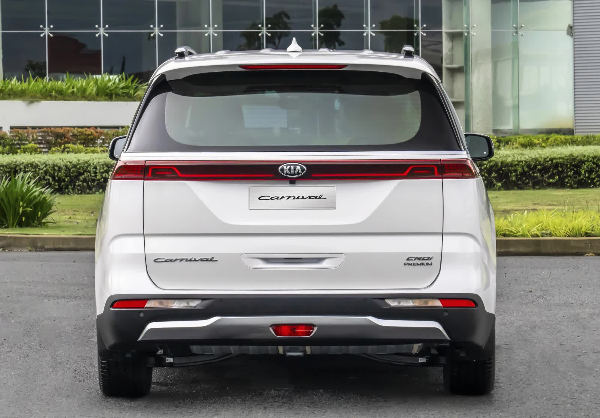 Kia Carnival đang đẹp thì đổi thiết kế: Bản 2024 thay đèn to và dị hơn, biển số hạ xuống thấp - Ảnh 6.